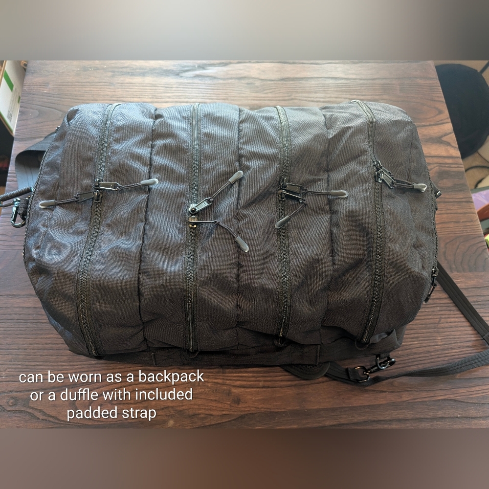 TOBIQ 30L duffle / duffel / travel bag / backpack 🖤 LIKE NEW
